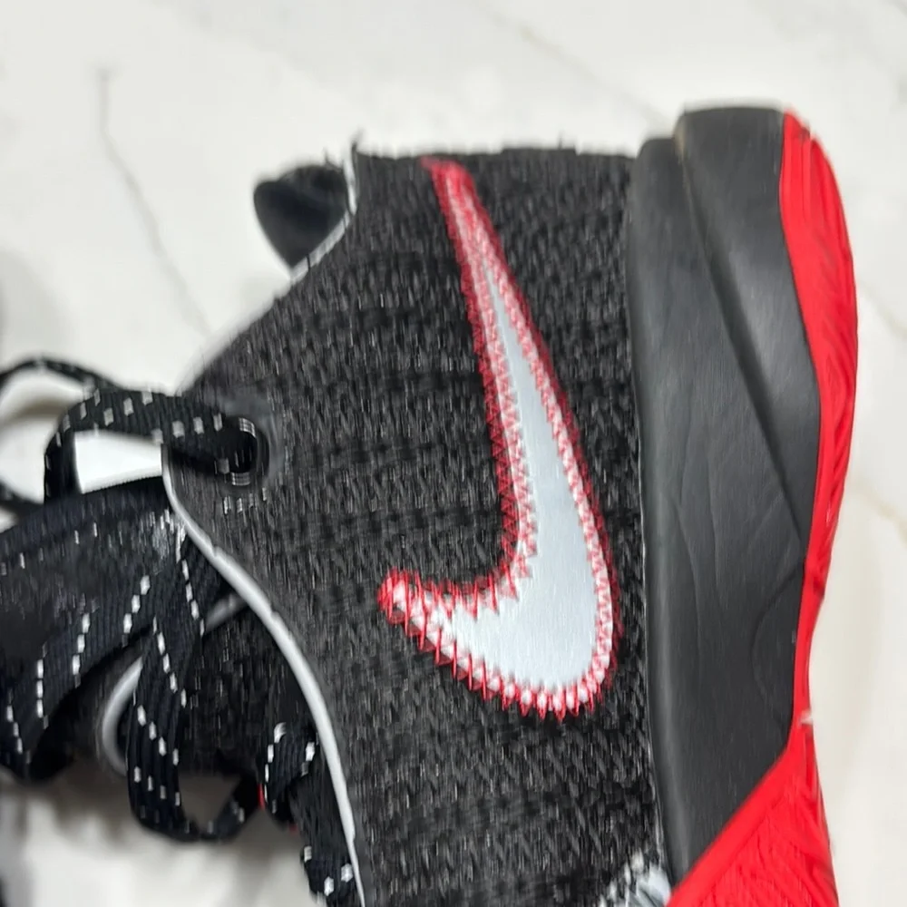 Nike Black and Gold Athletic Shoes with Sleek Design